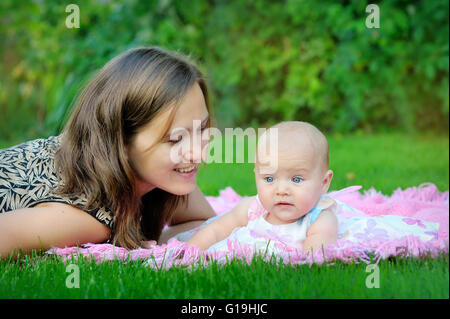 Porträt von glücklich liebende Mutter und ihr Baby im freien Stockfoto