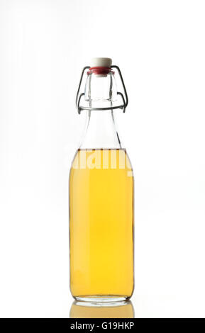 Apfelessig in eine Glasflasche mit Stopper Stockfoto