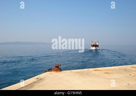 Hafen von Podgora mit Abfahrt Schiff im Hintergrund. Raum in Oberseite Stockfoto