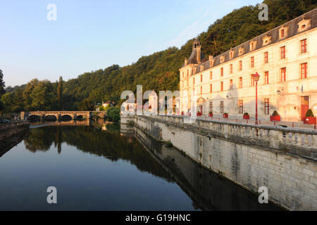 Am frühen Morgen Ansicht der Abtei von Brantôme auf dem Fluss Dronne, Brantome, Brantome En Perigord, Frankreich Stockfoto