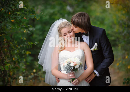 Glückliches junges Paar gerade geheiratet - Hochzeitstag Stockfoto