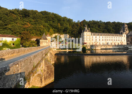 Am frühen Morgen Ansicht der Abtei von Brantôme auf dem Fluss Dronne, Brantome, Brantome En Perigord, Frankreich Stockfoto