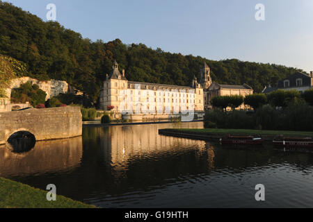 Am frühen Morgen Ansicht der Abtei von Brantôme auf dem Fluss Dronne, Brantome, Brantome En Perigord, Frankreich Stockfoto