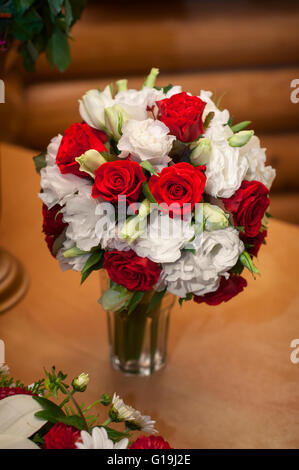 Brautstrauß aus weißen und roten Rosen Stockfoto