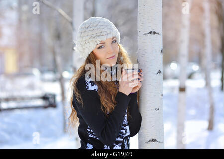 schöne Mädchen trinken heißen Tee im Winter im freien Stockfoto