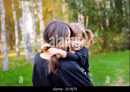 Mutter und Tochter auf outdoor Stockfoto