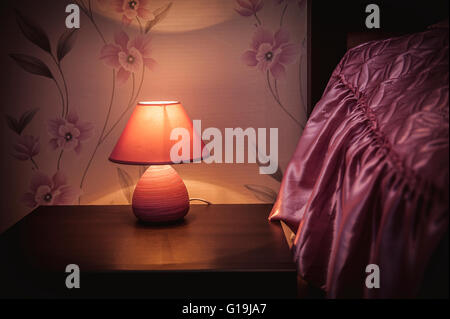 Schreibtischlampe mit Bett Stockfoto