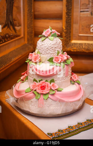 Rosa und weiße Hochzeitstorte mit Rosen Stockfoto