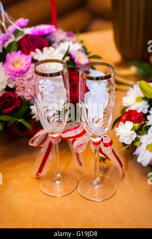 Zwei leere Hochzeit Champagner Gläser Stockfoto