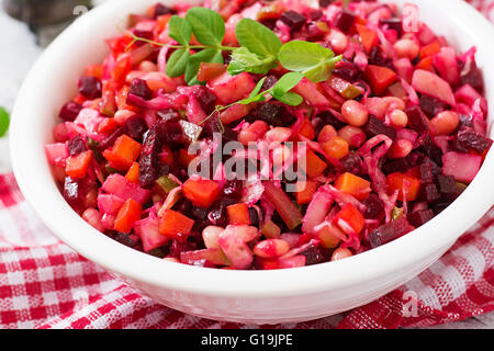 Rote Beete Salat Vinaigrette in einer Schüssel weiß Stockfoto