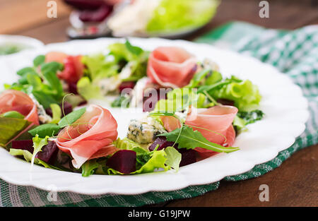 Salat mit gebackenen Rüben, Blauschimmelkäse, Schinken und grüne Mischung mit pesto Stockfoto