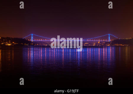 Fatih Sultan Mehmet-Brücke bei Nacht Stockfoto