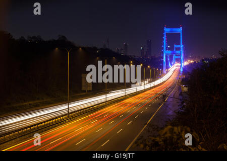 Fatih Sultan Mehmet-Brücke in der Nacht Stockfoto