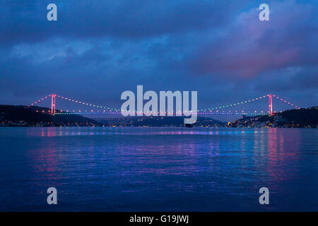 Fatih Sultan Mehmet-Brücke bei Nacht Stockfoto