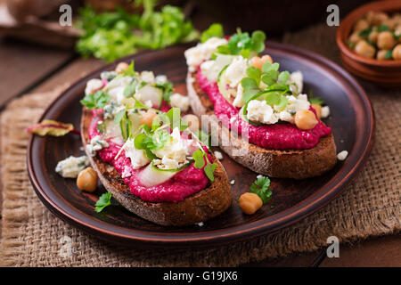 Vegane Sandwiches mit rote Bete Hummus, Gurke und Blauschimmelkäse Stockfoto