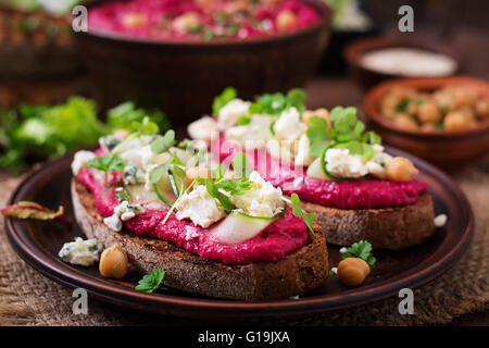 Vegane Sandwiches mit rote Bete Hummus, Gurke und Blauschimmelkäse Stockfoto