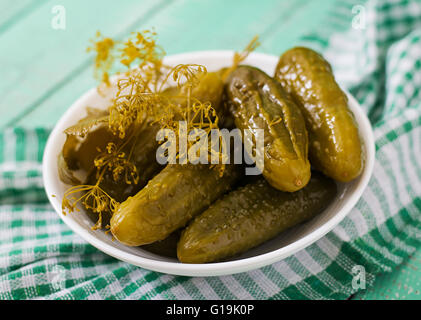 Saure Gurken auf einem hölzernen Hintergrund Stockfoto