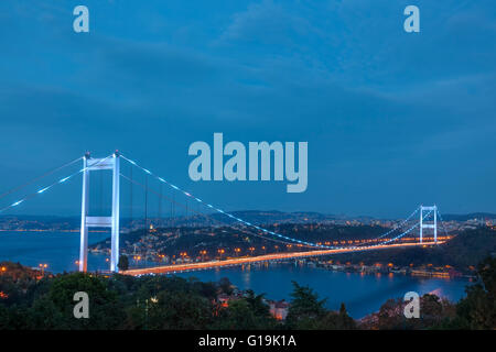 Fatih Sultan Mehmet-Brücke in der Nacht Stockfoto