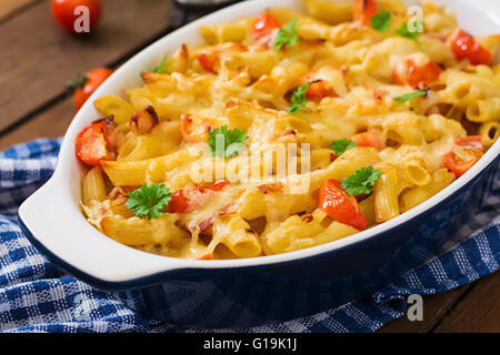 Auflauf Nudeln, Tomaten, Speck und Käse Stockfoto