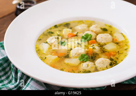 Diät-Suppe mit Hähnchen Frikadellen und Stängel Sellerie Stockfoto