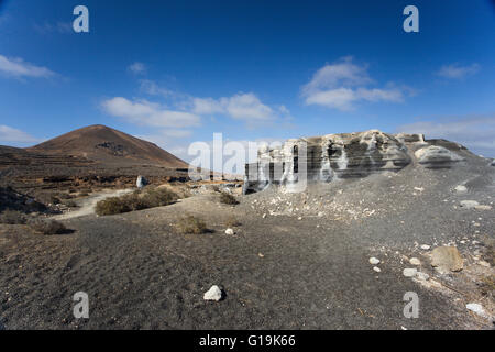 Mondlandschaft, Vulkan und Aschewolken in der Nähe von Costa Teguise, Lanzarote Stockfoto