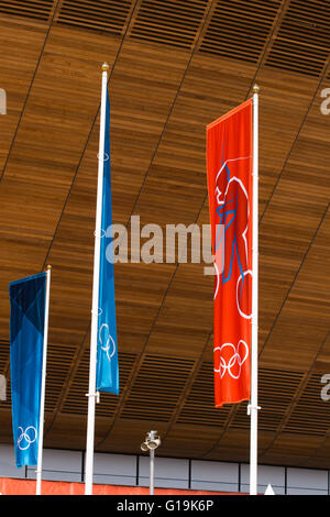 Radfahren und BMX Fahnen fliegen außerhalb der Radrennbahn, Queen Elizabeth Olympic Park, Stratford, London. August 2012 Stockfoto