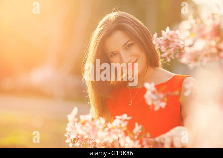 Schöne Mädchen mit Frühlingsblumen Stockfoto