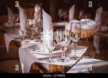 Leere Gläser set im restaurant Stockfoto