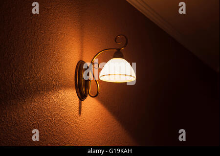 Beleuchtete klassische Lampe an der Wand Stockfoto