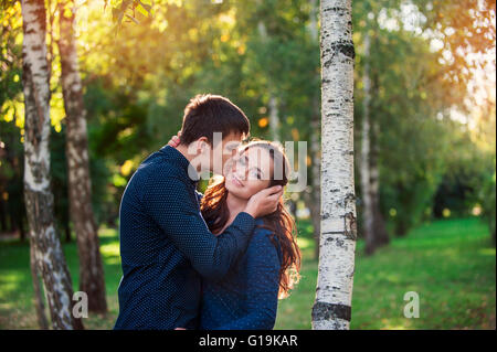 Outdoor-glückliche Paar in Liebe posiert in kalten Winterwetter. Youn Stockfoto