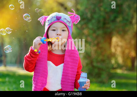 kleines Mädchen bläst Seifenblasen, Closeup Portrait. Stockfoto