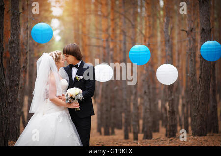 Braut und Bräutigam in Wald Stockfoto