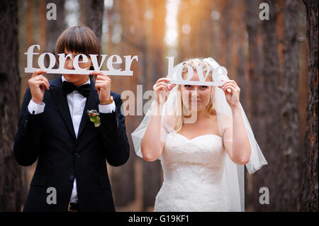 Braut und Nesvesta im Wald mit einer Inschrift in den Händen Stockfoto