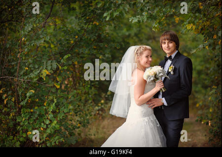 Hochzeit Foto von Braut und Bräutigam im park Stockfoto