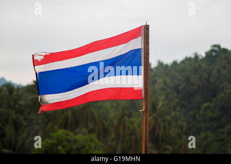 Blick auf die thailändische Flagge am Strand in der Nähe Stockfoto