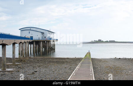 Peel-Insel von der Anlegestelle auf Roa Island, South Cumbria UK, zeigt der Barrow-Leben-Boot-Station. Stockfoto