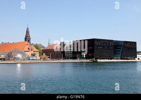 Die Kuppel der Visionen und der schwarze Diamant, Den Sorte Diamant, der königlichen Bibliothek in Kopenhagen. Der Turm von Schloss Christiansborg Palast im Hintergrund Stockfoto