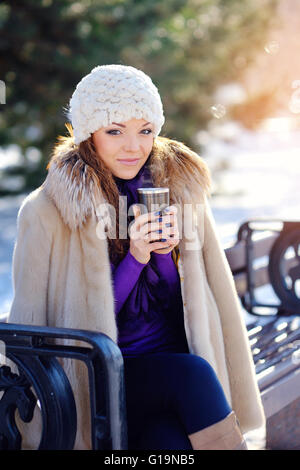 Schöne glücklich lächelnd Winter Frau mit Krug im Freien. Lachen Stockfoto