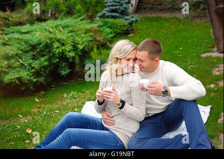 Junges Paar Teetrinken im park Stockfoto