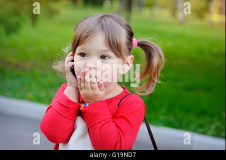 glückliches Mädchen sendet einen Luft-Kuss Stockfoto