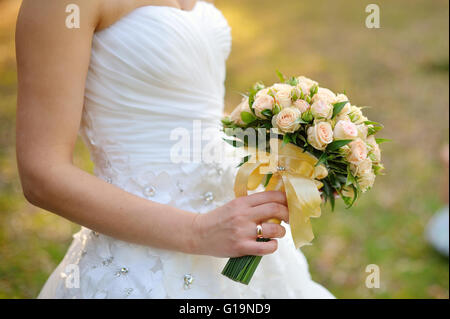 Hochzeit Bouquet aus weißen Rosen Stockfoto