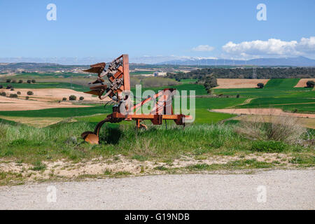 Landschaft hügeligem Ackerland, breit mit Pflug Maschine vor, La Mancha, Spanien. Stockfoto