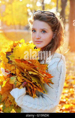 Schöne Frau, die Zeit im Park verbringen, während der Herbstsaison Stockfoto