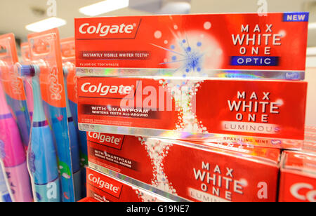 Colgate Zahnpasta im Store in der Stiefel-Apotheke Stockfoto