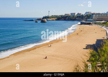 Sicht auf den Leuchtturm, Grande Plage, Aquitaine, Baskenland, Biarritz, Frankreich. Stockfoto