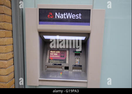 NatWest Geldautomaten außerhalb Niederlassung in Cardiff Bay - Vereinigtes Königreich Stockfoto