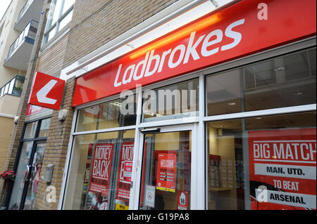 Ladbrokes Wetten Shop Exterieur in Cardiff - Vereinigtes Königreich Stockfoto