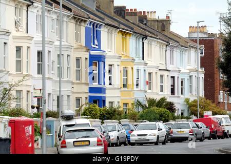 Bunt bemalte Reihenhäuser auf Queens Park Road Brighton Sussex UK Stockfoto