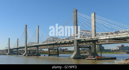 LOUISVILLE, KENTUCKY, USA-Abraham Lincoln Brücke überspannt den Ohio River aus Louisville, Kentucky, Jeffersonville, Indiana Stockfoto