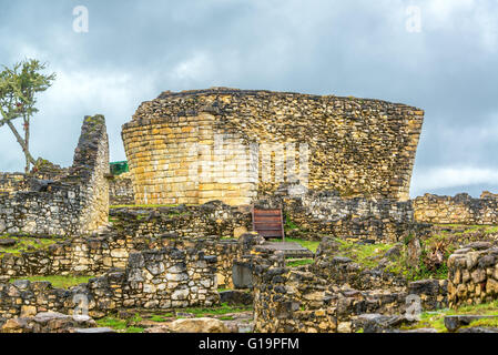 Stein von den antiken Ruinen der Festungsstadt Kuelap, Peru Stockfoto